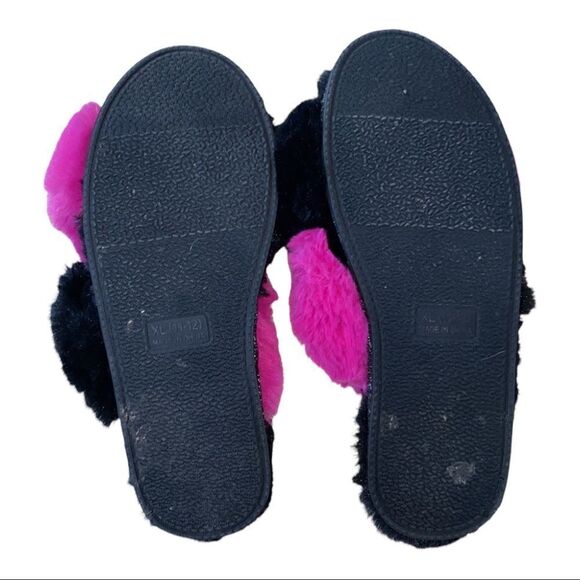 Chinese Laundry Black and Pink Fuzzy Slippers Size 11/12 - Picture 2 of 4